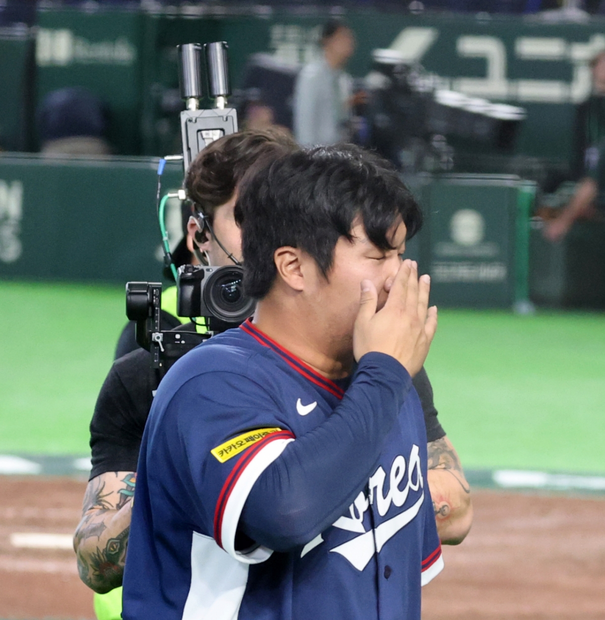 대한민국 야구 대표팀 문보경이 지난 9일 도쿄돔에서 열린 2026 WBC 도쿄POOL 대한민국과 호주전에서 승리를 거둔 뒤 감격의 눈물을 흘리고 있다. /사진=강영조 선임기자