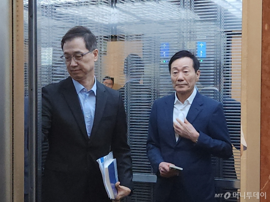 신동국 한양정밀 회장(사진 오른쪽)과 박재현 한미약품 대표./사진=머니투데이 DB