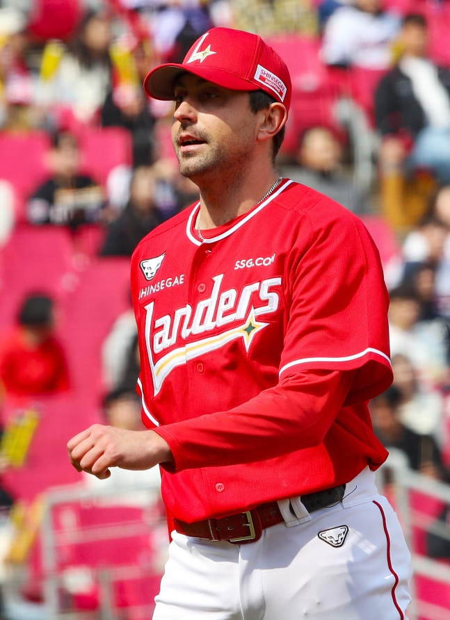 SSG 랜더스 앤서니 베니지아노가 12일 KIA 타이거즈와 2026 KBO 시범경기 개막전에 선발 등판해 이닝을 마치고 더그아웃으로 향하고 있다. /사진=SSG 랜더스 제공