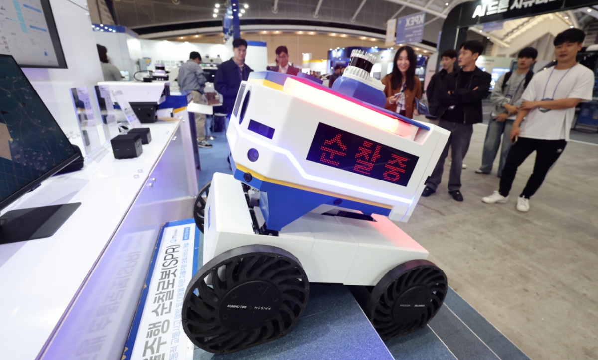 지난해 10월22일 인천 연수구 송도컨벤시아에서 열린 제7회 국제치안산업대전에서 관람객들이 자율주행 순찰로봇의 시연을 지켜보고 있다. /사진=뉴시스.