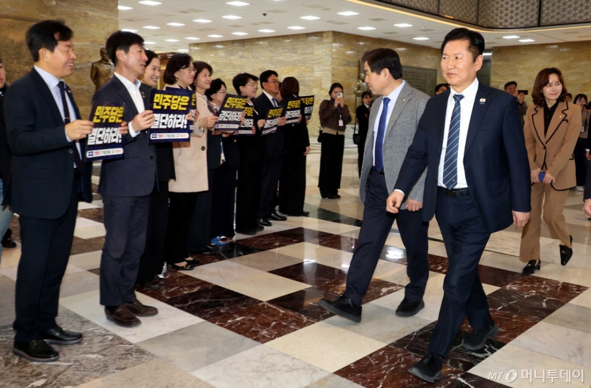 [서울=뉴시스] 조성봉 기자 = 정청래 더불어민주당 대표가 12일 오후 서울 여의도 국회 로텐더홀에서 '정치개혁'을 촉구하는 개혁진보4당 의원들 앞을 지나 본회의장으로 향하고 있다. 2026.03.12. suncho21@newsis.com /사진=조성봉