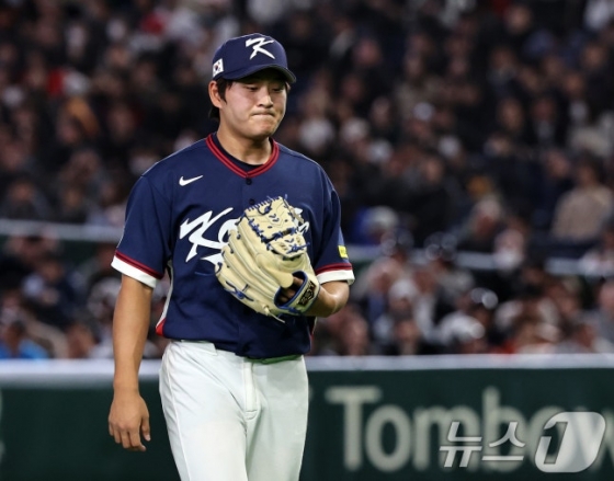 9일 일본 도쿄돔에서 열린 2026 월드베이스볼클래식 조별리그 C조 대한민국과 호주의 경기, 대한민국 김택연이 호주의 8회말 1사 2루 트래비스 바자나에게 실점을 허용하며 마운드를 내려오고 있다.