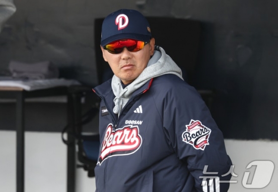 12일 오후 경기도 이천 두산베어스파크에서 열린 '2026 신한 SOL KBO리그' 시범경기 두산 베어스와 키움 히어로즈의 경기에서 두산 김원형 감독이 경기를 지켜보고 있다. /사진=뉴스1