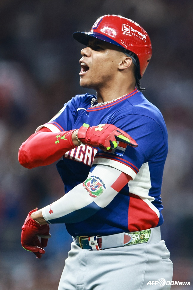 도미니카공화국 후안 소토가 12일 베네수엘라와 2026 WBC 조별리그 최종전에서 홈런을 날리고 포효하고 있다. /AFPBBNews=뉴스1