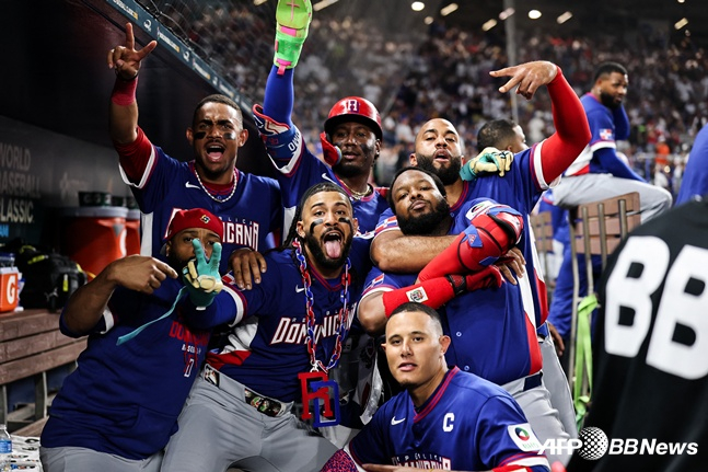 홈런을 날린 뒤 더그아웃에서 함께 포즈를 취하고 있는 도미니카 선수들. /AFPBBNews=뉴스1