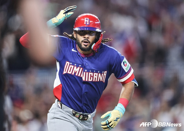 페르난도 타티스 주니어가 홈런을 날리고 배트를 집어 던지고 있다. /AFPBBNews=뉴스1