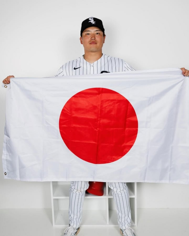 무라카미가 시카고 화이트삭스와 계약을 맺으며 일장기를 들고 포즈를 취하고 있다. /사진=무라카미 무네타카 SNS