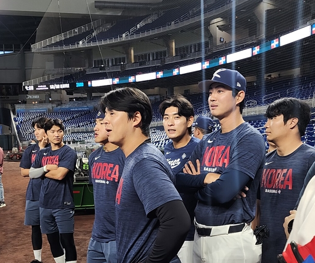 도미니카 선수들의 타격 훈련을 지켜보는 대표팀 선수들. /사진=박수진 기자