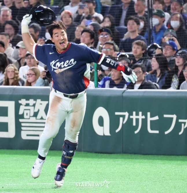 안현민이 9일 호주전 9회초 7-2를 만드는 희생플라이를 때린 뒤 환호하고 있다. /사진=강영조 선임기자