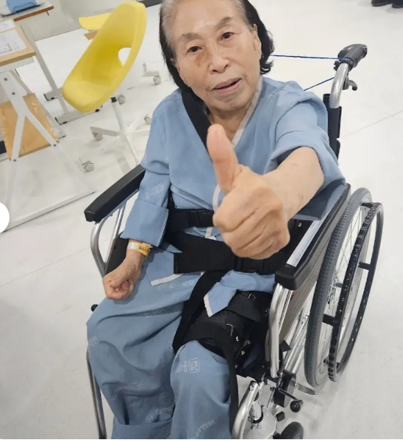 배우 전원주가 지난 2일 자신의 유튜브 채널을 통해 낙상사고 후 고관절 수술받고 회복 중인 모습을 공개했다. /사진=유튜브 '전원주_전원주인공' 갈무리/사진=유튜브 '전원주_전원주인공' 갈무리