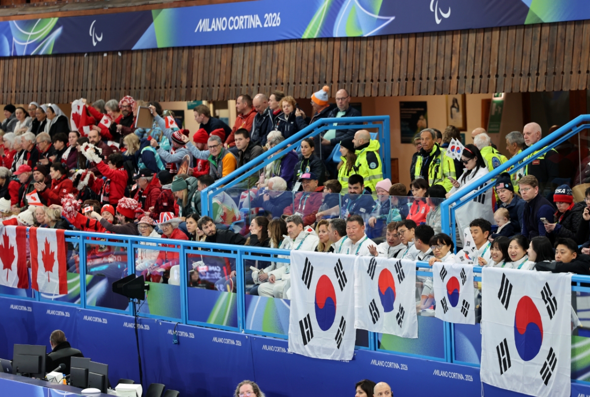 12일(현지시간) 이탈리아 코르티나담페초 컬링 올림픽 스타디움에서 열린 대한민국과 이탈리아의 2026 밀라노·코르티나담페초 동계 패럴림픽 휠체어컬링 혼성팀 예선 경기에서 한국 선수들을 응원하고 있는 최휘영 문화체육관광부 장관과 관계자들. /사진=문화체육관광부