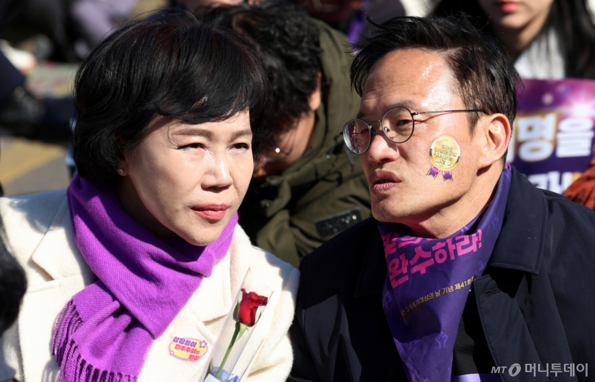 (서울=뉴스1) 김명섭 기자 = 박주민·전현희 더불어민주당 서울시장 예비후보가 7일 서울 광화문 서십자각에서 열린 2026년 3·8세계여성읜 날 기념 제41회 한국여성대회에서 대화를 하고 있다. 이번 대회는 '빛의 혁명을 완수하라! 성평등이 민주주의의 완성이다 모이자광장으로, 여성주권자의 힘으로!'라는 슬로건으로 열렸다. 2026.3.7/뉴스1  Copyright © 뉴스1. All rights reserved. 무단 전재 및 재배포,  AI학습 이용 금지. /사진=(서울=뉴스1) 김명섭 기자