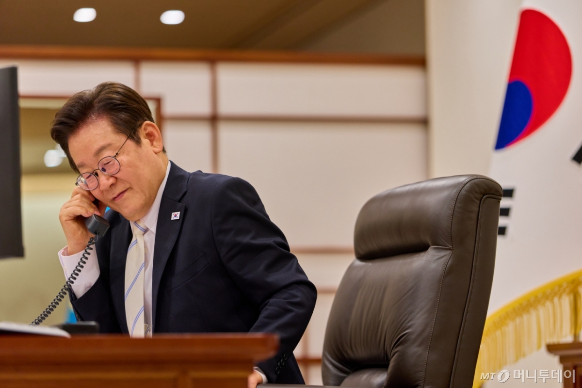 (서울=뉴스1) 허경 기자 = 이재명 대통령이 11일 서울 용산 대통령실 청사 집무실에서 에마뉘엘 마크롱(Emmanuel Macron) 프랑스 대통령과 전화 통화하고 있다. (대통령실 제공. 재판매 및 DB 금지)?2025.9.11/뉴스1  Copyright © 뉴스1. All rights reserved. 무단 전재 및 재배포,  AI학습 이용 금지. /사진=(서울=뉴스1) 허경 기자