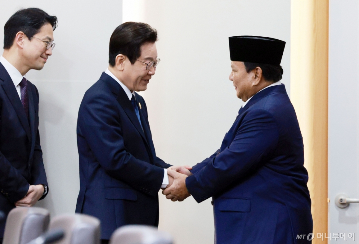 [경주=뉴시스] 고범준 기자 = 이재명 대통령과 프라보워 수비안토 인도네시아 대통령이 1일 경북 경주화백컨벤션센터 APEC 정상회의장에서 한-인도네시아 정상회담에 앞서 악수하고 있다. 2025.11.01. bjko@newsis.com /사진=고범준