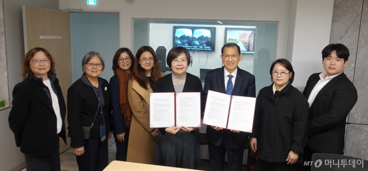김창길 스마트치유산업포럼 원장이 지난 12일 타이베이 국립대만대 GHRC(녹색건강연구센터)에서 천후이메이 소장 등 양측 관계자들과 함께 기념사진을 찍었다. /사진=스마트치유산업포럼