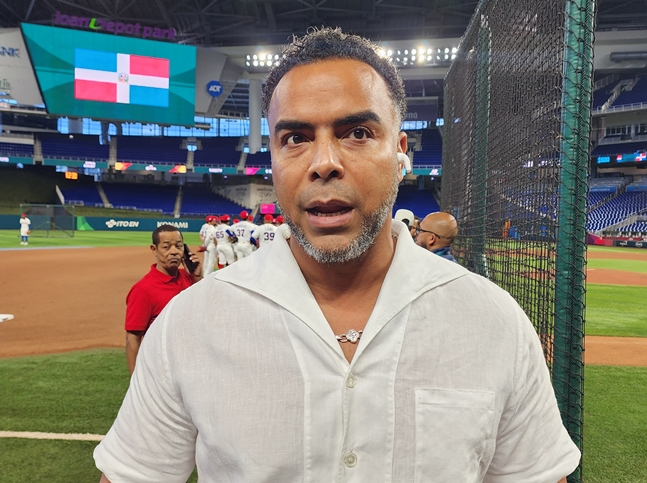 취재진의 질문에 답변하는 넬슨 크루즈 도미니카 단장. /사진=박수진 기자