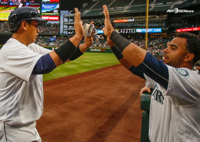 2016시즌 득점 직후 더그아웃으로 들어오는 이대호(왼쪽)를 맞이하는 넬슨 크루즈. /AFPBBNews=뉴스1