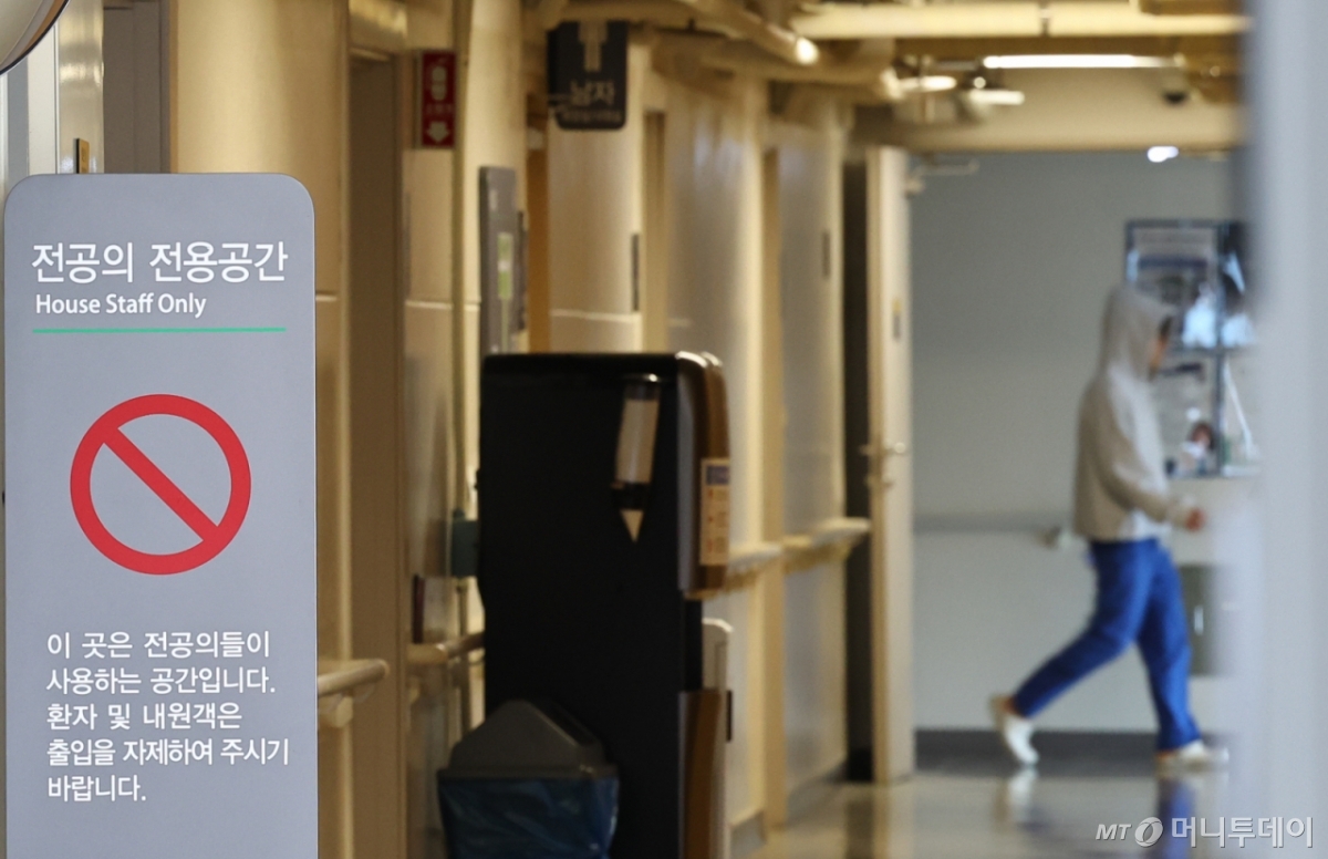 전공의들의 최장 연속근무 시간을 24시간 이내로 하는 것을 골자로 한 '전공의 수련환경 개선 및 지위 향상을 위한 법률'(전공의법) 개정안'이 시행된 21일 서울 한 병원 전공의 전용공간에 의료진이 이동하고 있다./사진=[서울=뉴시스] 최진석 기자