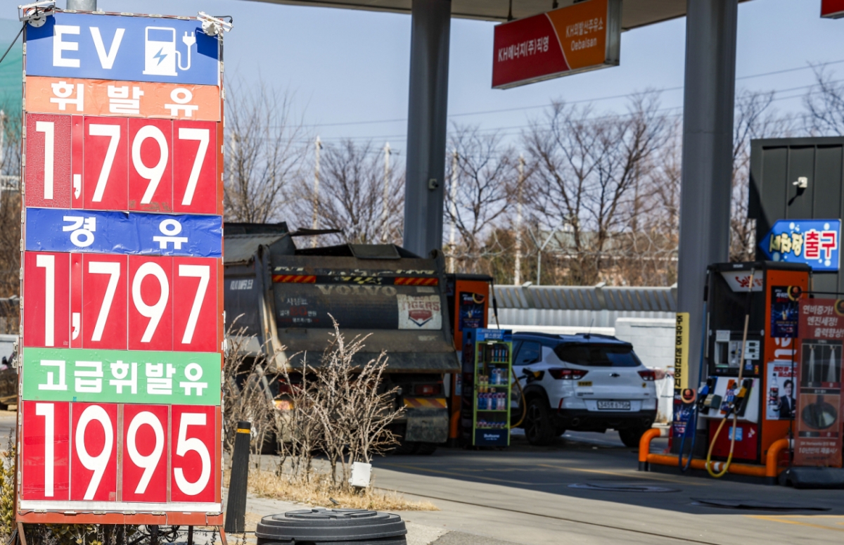 30년 만에 석유 최고가격제가 시행된 13일 서울시내 한 주유소에 유가정보가 나타나있는 모습./사진=뉴시스.