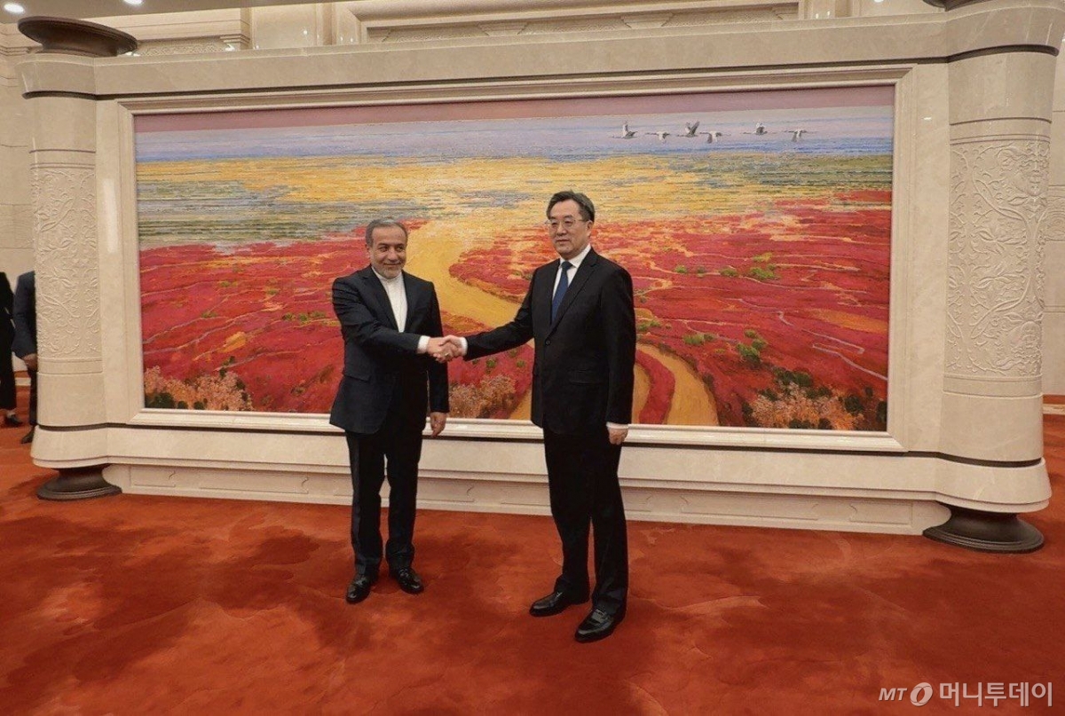 (베이징 AFP=뉴스1) 우동명 기자 = 딩쉐샹 중국 국무원 부총리가 23일(현지시간) 베이징에서 압바스 아락치 이란 외무장관과 만나 악수를 하고 있다. 2025.04.24 ⓒ AFP=뉴스1 Copyright © 뉴스1. All rights reserved. 무단 전재 및 재배포, AI학습 이용 금지. /사진=(베이징 AFP=뉴스1) 우동명 기자