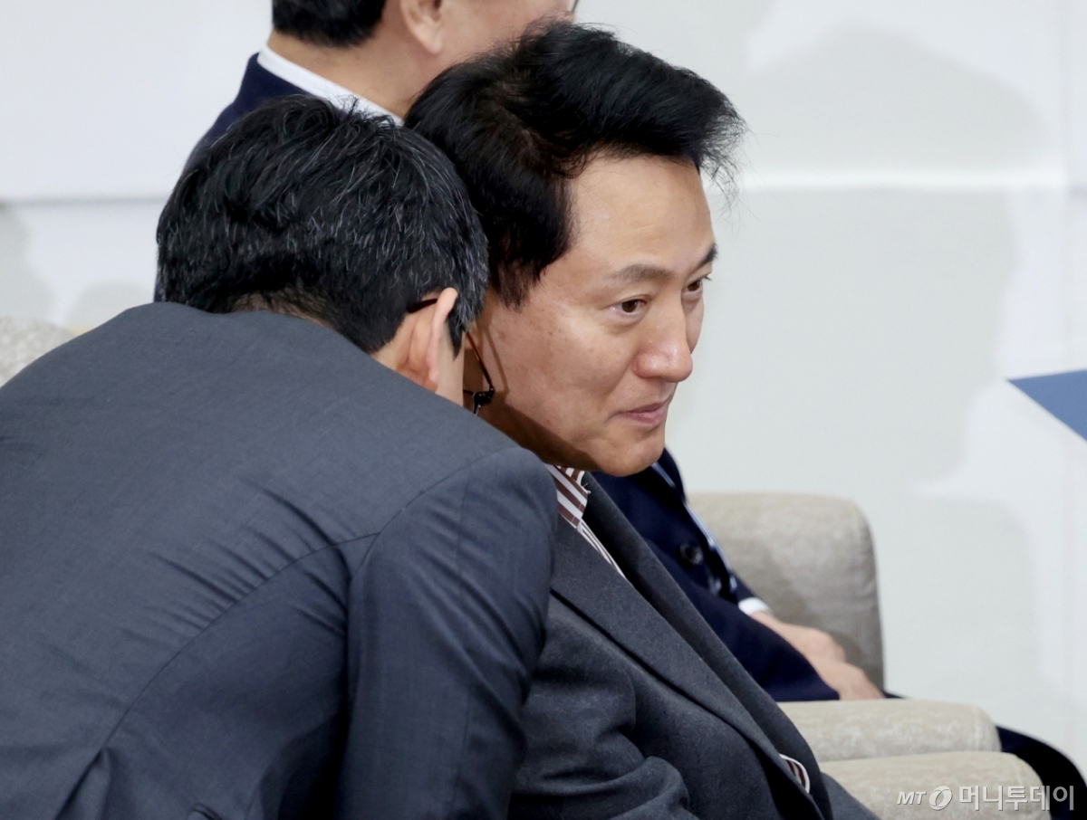 [서울=뉴시스] 김진아 기자 = 오세훈 서울시장이 13일 서울 중구 서울시의회에서 열린 제334회 서울시의회 임시회 제3차 본회의에 참석해 관계자와 대화하고 있다. 2026.03.13. bluesoda@newsis.com /사진=김진아