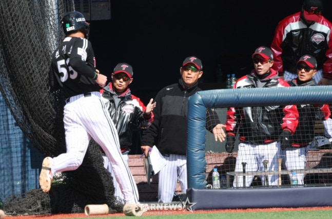 2026 신한 SOL Bank KBO리그 시범경기 NC 다이노스 대 LG 트윈스 경기가 13일 경남 창원시 마산야구장에서 열렸다. LG 6회초 2사 3루에서 3루주자 천성호가 문성주 타석에서 투수 폭투 때 홈으로 뛰어 득점한 후 염경엽 감독의 환영을 받고 있다. /사진=김진경 대기자