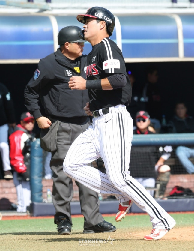 2026 신한 SOL Bank KBO리그 시범경기 NC 다이노스 대 LG 트윈스 경기가 13일 경남 창원시 마산야구장에서 열렸다. LG 6회초 2사 3루에서 3루주자 천성호가 문성주 타석에서 투수 폭투 때 홈으로 뛰어 득점하고 있다. /사진=김진경 대기자