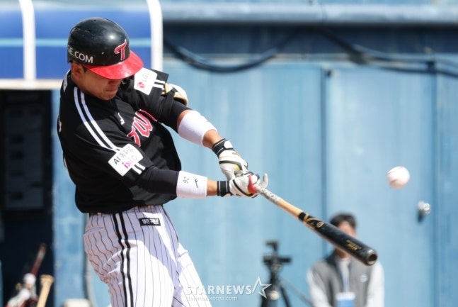 2026 신한 SOL Bank KBO리그 시범경기 NC 다이노스 대 LG 트윈스 경기가 13일 경남 창원시 마산야구장에서 열렸다. LG 이주헌이 3회초 1사에서 동점 좌월 1점 홈런을 날리고 있다. /사진=김진경 대기자