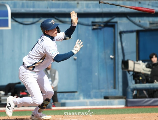 2026 신한 SOL Bank KBO리그 시범경기 NC 다이노스 대 LG 트윈스 경기가 13일 경남 창원시 마산야구장에서 열렸다. NC 신재인이 8회말 2사 2루에서 동점 1타점 적시타를 날리고 있다. /사진=김진경 대기자