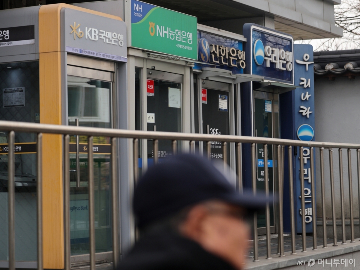 22일 서울 시내 은행 ATM기 앞으로 시민들이 지나가고 있다. 2026.2.22/사진=뉴스1 /사진=(서울=뉴스1) 황기선 기자