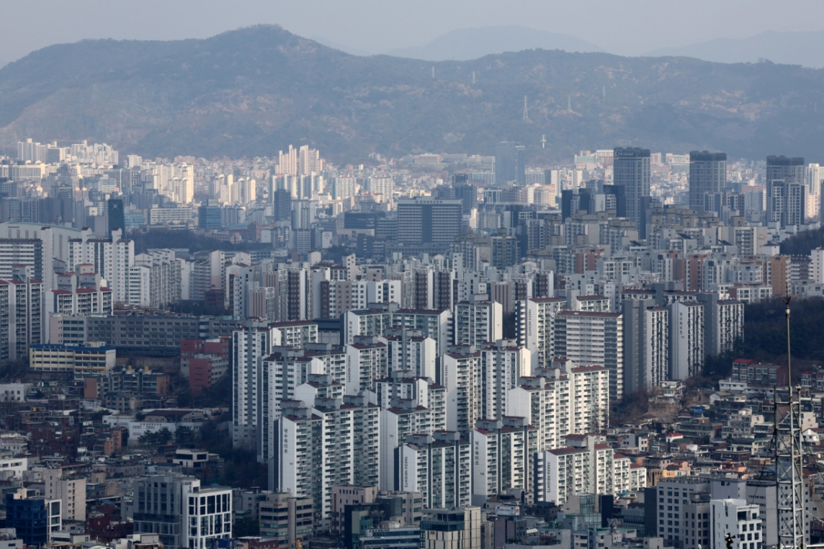 [서울=뉴시스] 배훈식 기자 = 노원, 도봉, 강북 등 외곽 지역 아파트값 상승세가 이어진 12일 오후 서울 중구 남산에서 바라본 강북 지역 아파트 모습. 한국부동산원이 이날 발표한 3월 둘째주(9일 기준) 주간 아파트 가격 동향에 따르면 강남, 서초, 송파 등 서울 최상급지 아파트값은 하락 전환했지만 노원구(0.12%→0.14%), 도봉구(0.06%→0.07%), 강북구(0.04%→0.05%) 등 외곽 자치구 아파트값은 수요가 이동하는 풍선 효과로 상승세가 이어지고 있다. 2026.03.12. /사진=배훈식