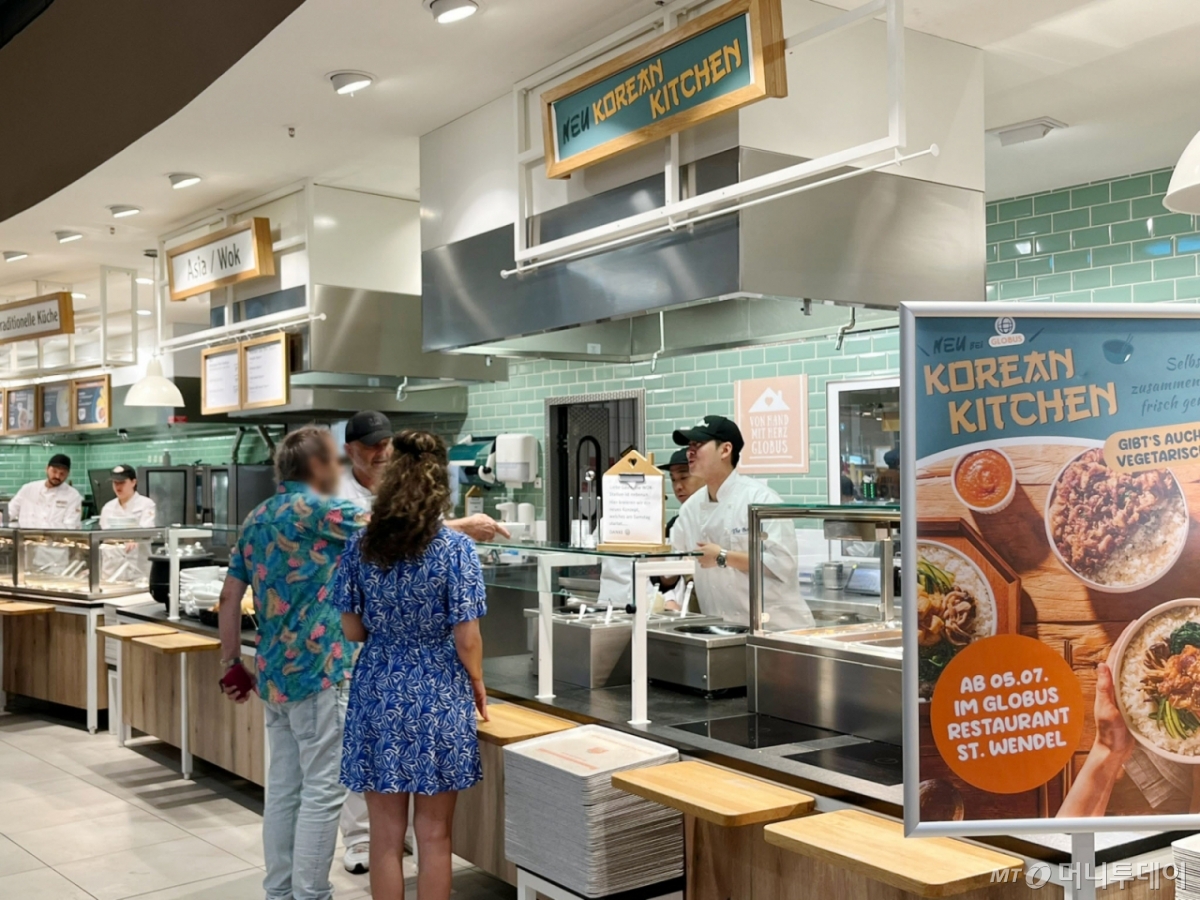 [서울=뉴시스] 독일의 대형 유통그룹 글로버스 본사가 위치한 상트벤델 지역의 마크탈레 하이퍼마켓 푸드코트에서 더본코리아의 ‘글로벌 푸드 컨설팅 프랜차이즈’ 방식을 도입한 ‘비빔밥 및 덮밥’ 메뉴를 정식 론칭했다 /사진=더본코리아 제공