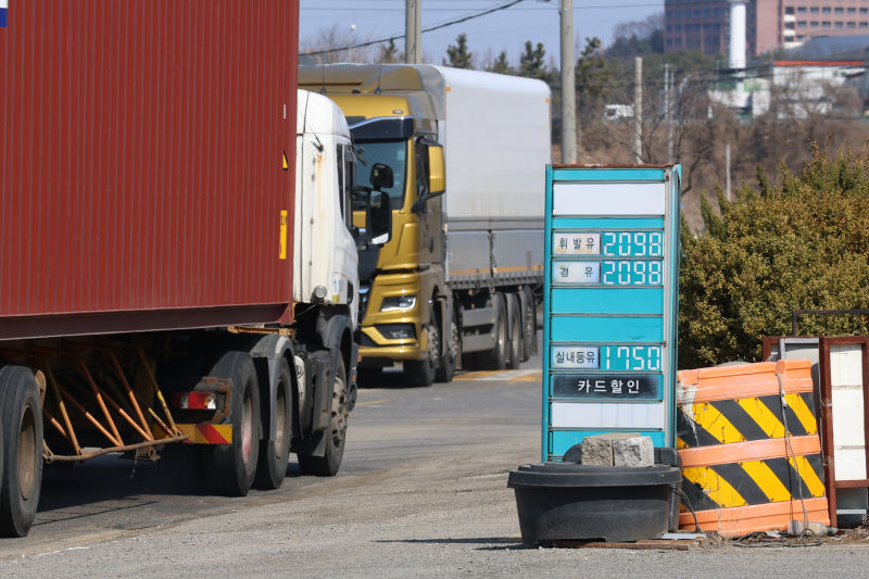 불시 점검 중 일부 주유소에서 휘발유 가격이 리터당 2000원대를 유지하고 있는 사례가 확인됐다./사진제공=화성시