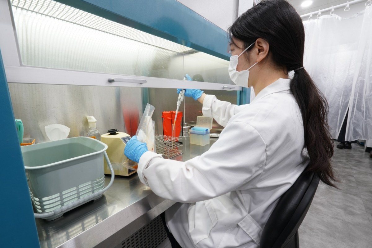  음성공장 내 식품안전센터에서 생산된 제품에 대한 검사가 진행되는 모습/사진제공=신세계푸드