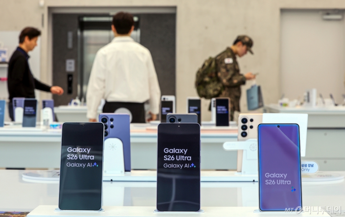 (서울=뉴스1) 김진환 기자 = '갤럭시 S26 시리즈'가 공식 출시된 11일 서울 서초구 삼성 강남 매장에 갤럭시 S26(왼쪽부터), 갤럭시 S26 플러스, 갤럭시 S26 울트라가 진열돼 있다. 2026.3.11/뉴스1  Copyright © 뉴스1. All rights reserved. 무단 전재 및 재배포,  AI학습 이용 금지. /사진=(서울=뉴스1) 김진환 기자