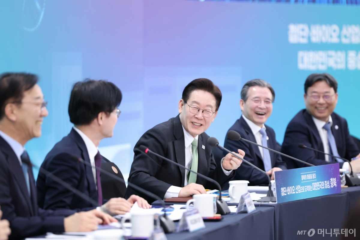 (청주=뉴스1) 허경 기자 = 이재명 대통령이 13일 청주 오스코에서 열린 ’충북의 마음을 듣다’ 타운홀미팅 간담회에서 발언을 하고 있다.  2026.3.13/뉴스1  Copyright © 뉴스1. All rights reserved. 무단 전재 및 재배포,  AI학습 이용 금지. /사진=(청주=뉴스1) 허경 기자