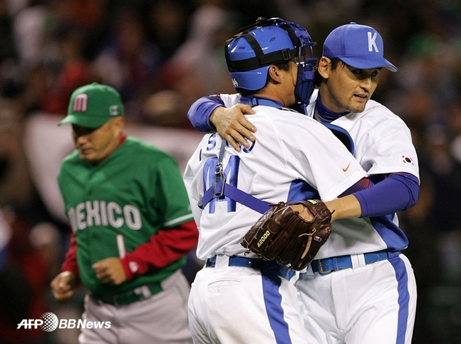 박찬호(오른쪽)가 2006 WBC 2라운드 멕시코와 경기를 마무리한 뒤 포수 조인성과 포옹하고 있다. /AFPBBNews=뉴스1