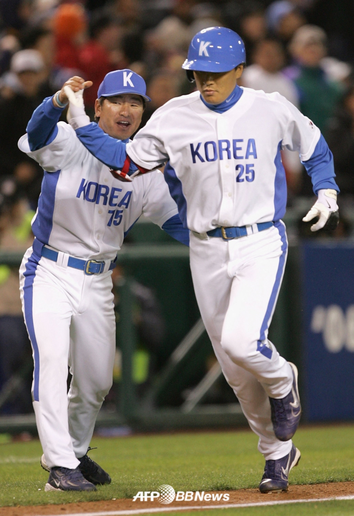 이승엽(오른쪽)이 2006 WBC 멕시코전에서 1회 투런 홈런을 날린 뒤 류중일 3루 코치의 환영을 받으며 홈인하고 있다. /AFPBBNews=뉴스1