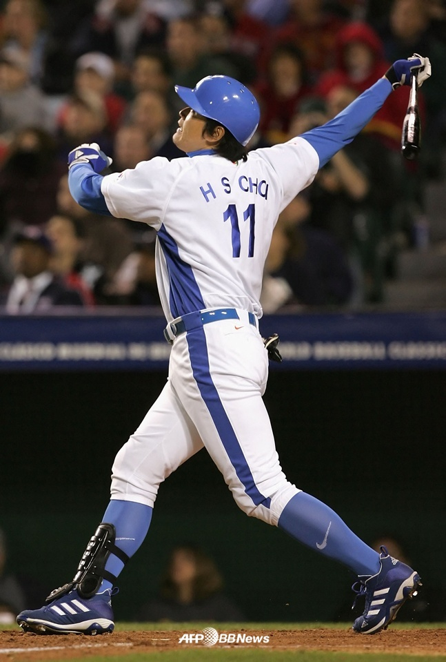 최희섭이 2006 WBC 미국전에서 4회 3점 홈런을 때리고 있다. /AFPBBNews=뉴스1