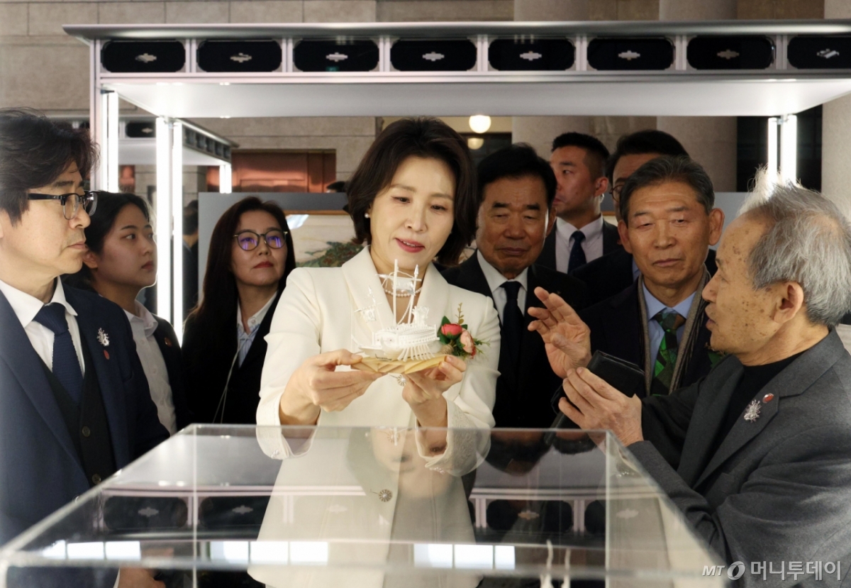 (서울=뉴스1) 허경 기자 = 김혜경 여사 13일 서울 문화역서울284에서 열린 정부조달 문화상품 특별전 ‘한국본색’ 개막식에서 전시부스를 관람하고 있다. (청와대통신사진기자단) 2026.3.13/뉴스1  Copyright © 뉴스1. All rights reserved. 무단 전재 및 재배포,  AI학습 이용 금지. /사진=(서울=뉴스1) 허경 기자