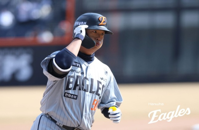 한화 강백호가 13일 대전 한화생명 볼파크에서 열린 2026 KBO 시범경기 삼성과 6회말 선두타자로 나와 우월 홈런을 홈으로 들어오고 있다. /사진=한화 이글스 제공
