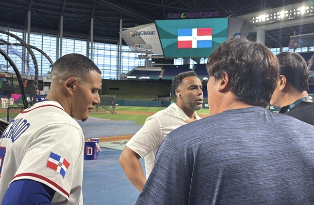 매니 마차도(왼쪽)이 류현진과 대화를 나누고 있다. 그 오른쪽은 이대호(오른쪽)와 넬슨 크루즈 단장이 대화를 하고 있는 모습. /사진=박수진 기자