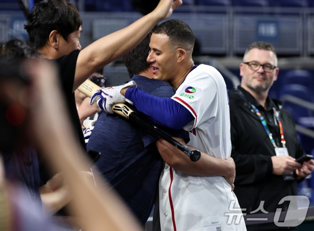 류현진과 마차도가 포옹을 하는 모습. /사진=뉴스1