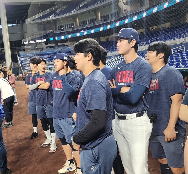 도미나카 선수들의 타격 훈련을 지켜보는 대표팀. /사진=박수진 기자