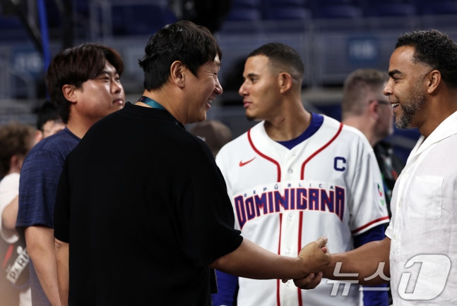 류현진(왼쪽)과 마차도가 대화를 나누고 이대호(왼쪽에서 2번째)가 도미니카 단장 넬슨 크루즈와 이야기를 하고 있는 모습. /사진=뉴스1