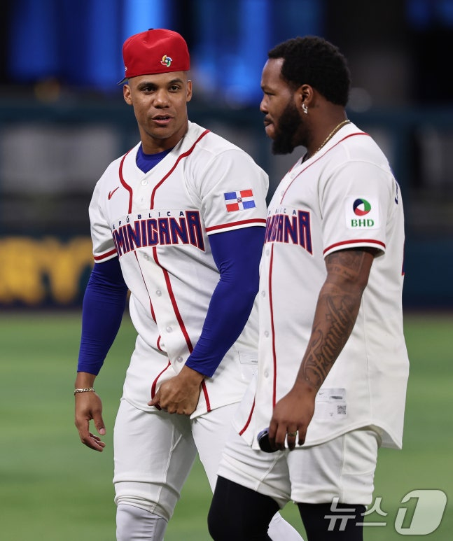 훈련을 마친 후안 소토(왼쪽)와 블라디미르 게레로 주니어. /사진=뉴스1