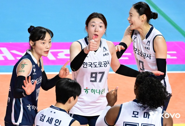 한국도로공사의 강소휘(가운데)가 13일 인천 삼산월드체육관에서 열린 진에어 2025~2026 V리그 여자부 정규리그 6라운드 방문경기에서 득점 후 기뻐하고 있다. /사진=한국배구연맹 제공