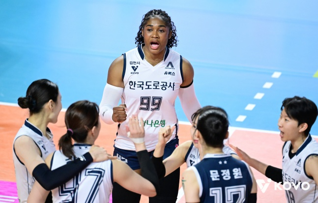 한국도로공사의 모마(가운데)가 13일 인천 삼산월드체육관에서 열린 진에어 2025~2026 V리그 여자부 정규리그 6라운드 방문경기에서 득점 후 기뻐하고 있다. /사진=한국배구연맹 제공