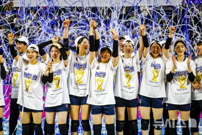 13일 인천 부평구 인천삼산월드체육관에서 열린 2025-2026 프로배구 V리그 여자부 정규리그 시상식에서 우승을 차지한 한국도로공사 선수들이 기뻐하고 있다. /사진=뉴시스