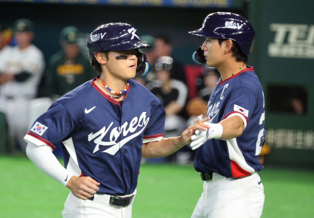 김도영이 9회초 선두타자로 나와 볼넷을 얻어낸 후 환호하고 있다. 류지현 감독은 대주자로 박해민을 내세웠고 결국 마이애미행 꼭 필요했던 1점을 얻어냈다. 대한민국 야구대표팀이 9일 도쿄돔에서 열린 2026 WBC 도쿄POOL 대한민국과 호주 경기에서 7-2로 승리하며 마이애미행을 확정지었다. 아슬아슬하게 5점차 2실점을 유지한 쫄깃한 승부였다. 2026.03.08. /사진=강영조 선임기자